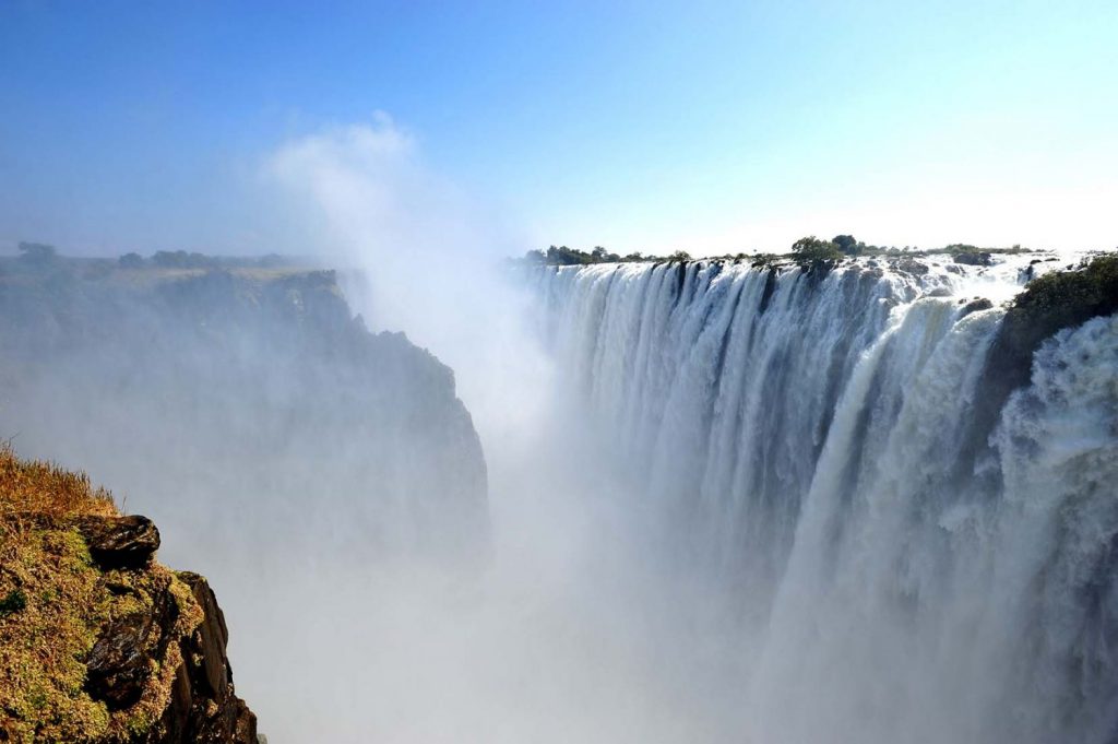 Vue des chutes Victoria avec leur panache de vapeur d'eau en Zambie.