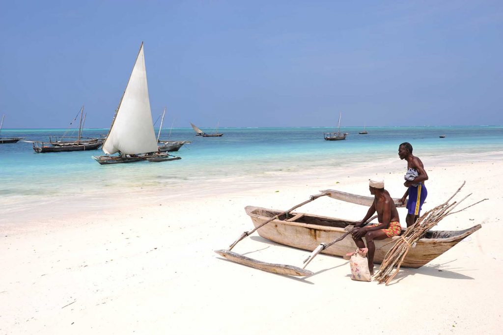 Pécheurs sur une des plages de l'ile de Zanzibar