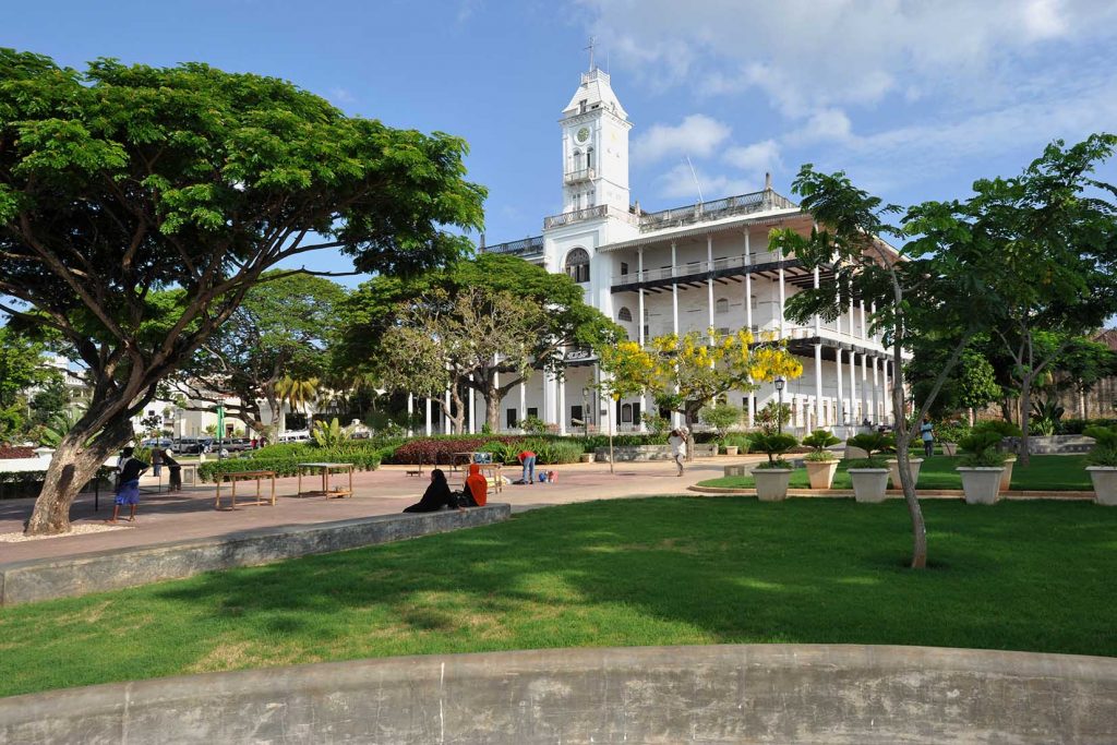 Vue de la ville de Stone Town avec le palais des merveilles à Zanzibar