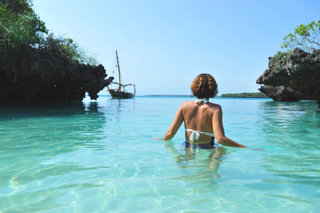 jeune femme se baignant dans l'Ocean indien à Zanzibar.