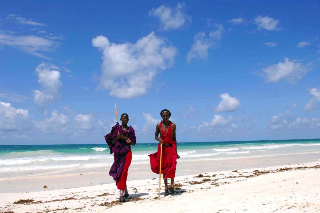 Guerriers masaï sur la plage de Djani au Kenya