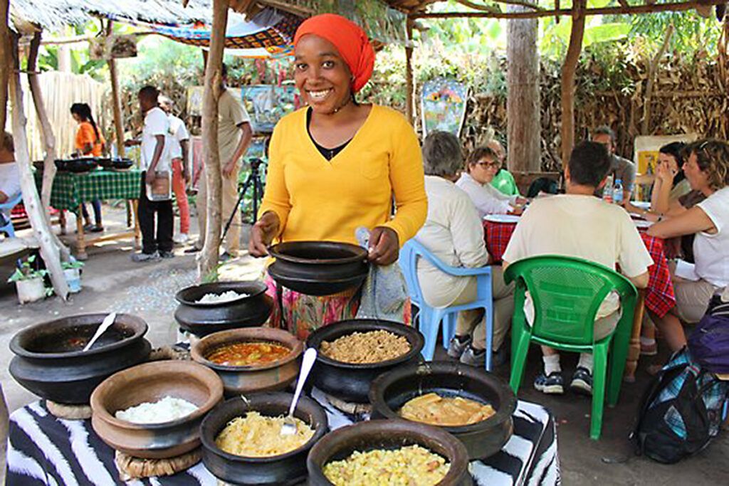 Femme préparant un déjeuner traditionel sur un larché de Tanzanie