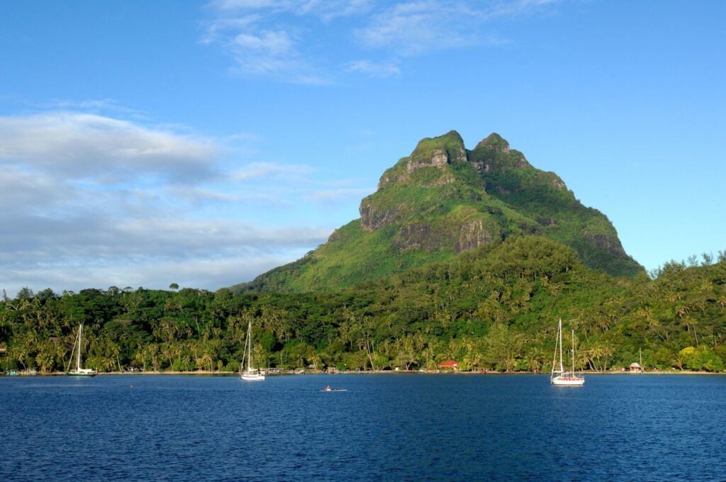 Vue de l'île de Bora Bora depuis le large.