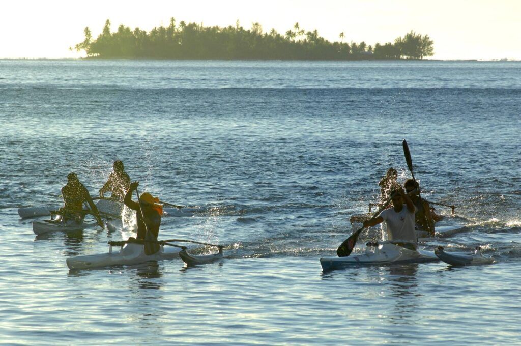 Course de pirogues dans le lagon de Huahiné en Polynésie
