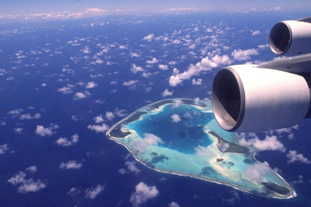 Vue d'une des iles de Polynésie depuis le hublot d'un avion.